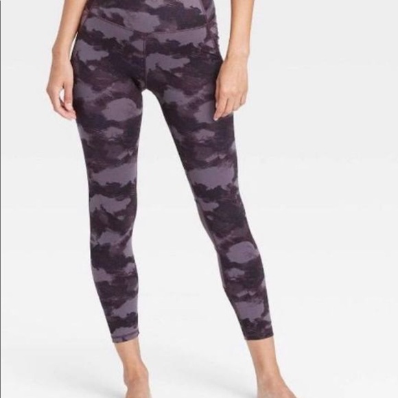 XXL All in motion purple camouflage leggings with pockets! - Picture 2 of 8